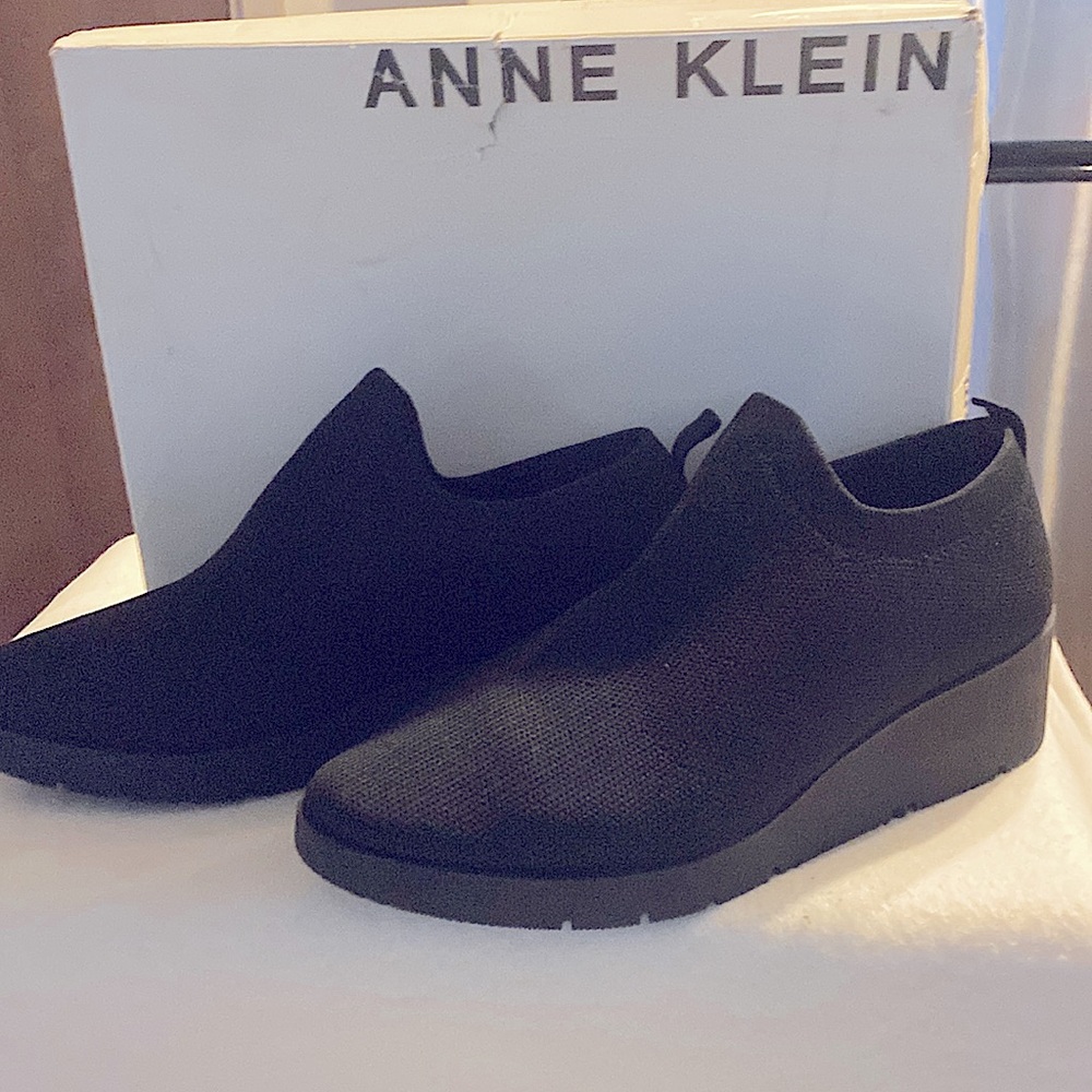 Women Anne Klein Wedge Black shoes 8 Medium.